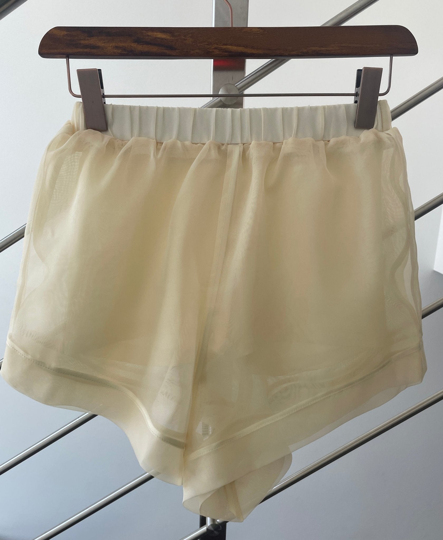 Shorts in Seidenoptik beige - GRAYSS FASHION & HOME