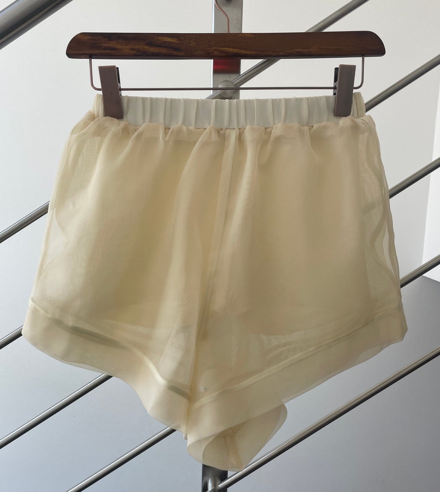 Shorts in Seidenoptik beige - GRAYSS FASHION & HOME