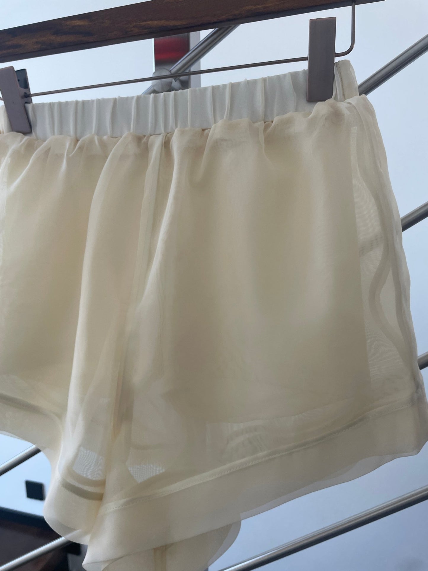 Shorts in Seidenoptik beige - GRAYSS FASHION & HOME